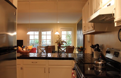 Lower Nob Hill Condo | Stunning Nob Hill Garden Studio with Kitchen & 9.8 Rating