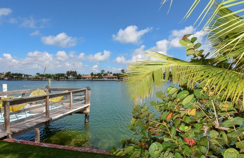 Surfside House | Experience NoBeVIP: The PALMS HOUSE with Bay View & Pool