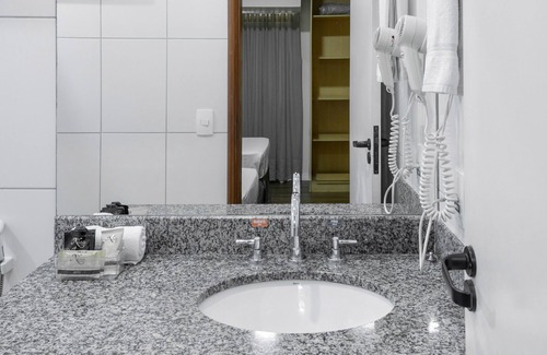 Jardim Camburi Hotel | Elegant Nobile Suites Diamond: Pool, Spa & Family-Friendly