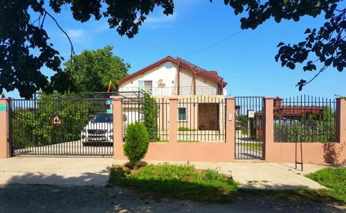 Mereni House | Top-Rated Nobless Villa: Family-Friendly with Kitchen Access