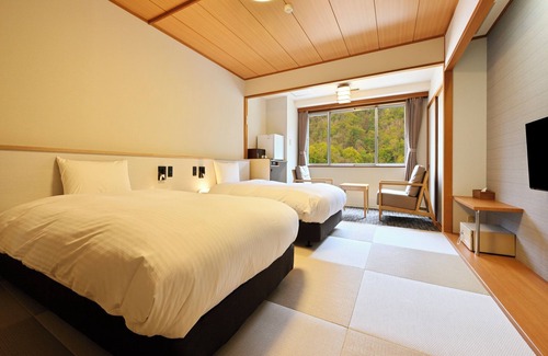 Noboribetsuonsencho Hotel | Relax at Noboribetsu Manseikaku with Spa and Pool Access