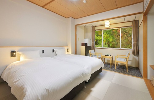 Noboribetsuonsencho Hotel | Relax at Noboribetsu Manseikaku with Spa and Pool Access