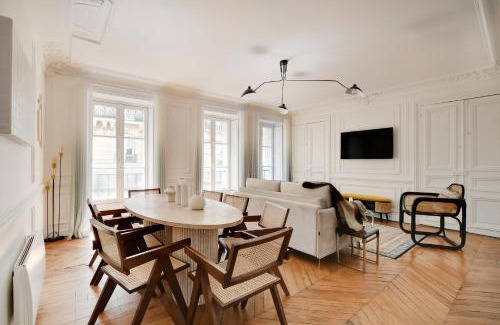 Saint-Thomas-d'Aquin Apartment | NoChichi-Collections - Café de Flore