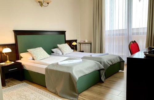 Klobuck Hotel | Discover Nocowanie Restauracja Wenecka: Pet-Friendly Retreat