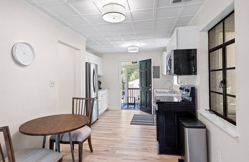 Hidden Valley House | Ideal 2BD Retreat Near NoDa with Kitchen & Breakfast