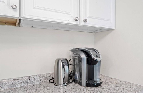 Hidden Valley House | Ideal 2BD Retreat Near NoDa with Kitchen & Breakfast