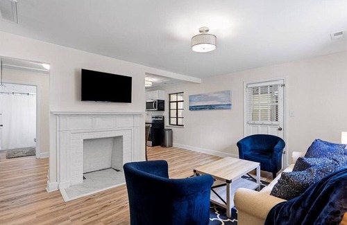 Hidden Valley House | Ideal 2BD Retreat Near NoDa with Kitchen & Breakfast