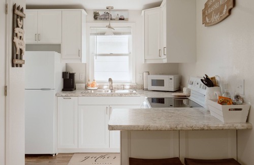 North Platte House | Noelle's Nest Close to Everything! Pet Friendly!