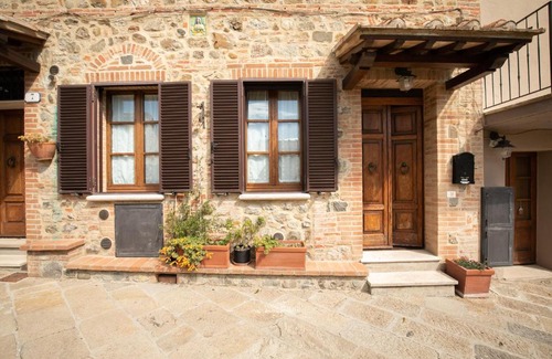 Contignano Apartment | Pet-Friendly Getaway at Noi2+2 Vacanze - App. ANDREA