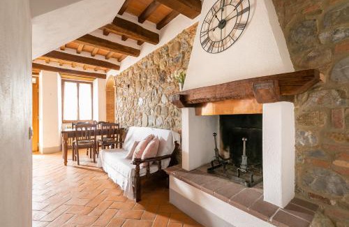 Contignano Apartment | Pet-Friendly Getaway at Noi2+2 Vacanze - App. ANDREA