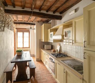 Contignano Apartment | Pet-Friendly Getaway at Noi2+2 Vacanze - App. ANDREA
