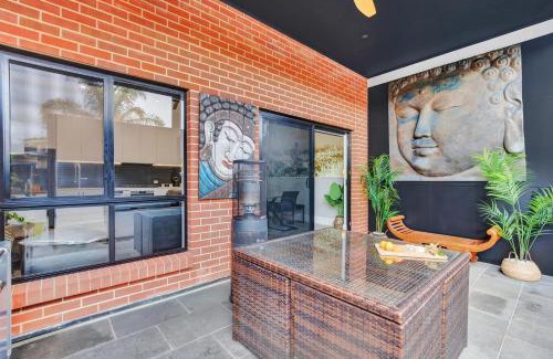 Glenelg North House | Elegant Noir Cottage in Glenelg North – Rated 9.3/10