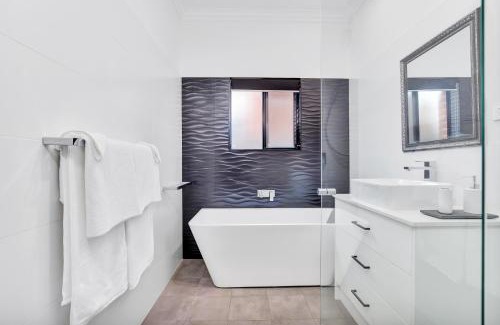 Glenelg North House | Elegant Noir Cottage in Glenelg North – Rated 9.3/10
