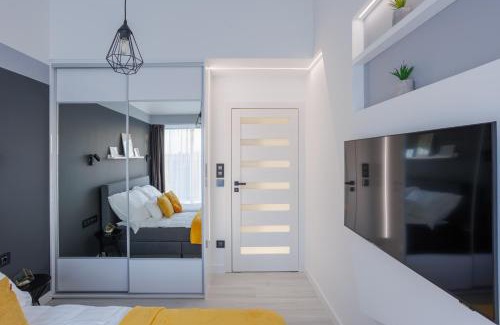 Szeged Apartment | Elegant Noir Hotel - Penthouse Apartment for Families