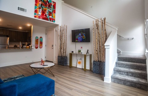 Chosewood Park Apartment | NOIR Loft: Downtown Access with Full Kitchen Amenities