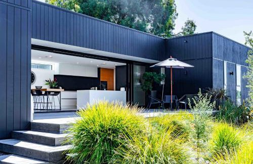 Wanaka House | Explore Noir North Retreat: 4-Star Stay with Hot Tub