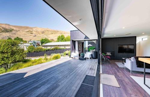 Wanaka House | Explore Noir North Retreat: 4-Star Stay with Hot Tub