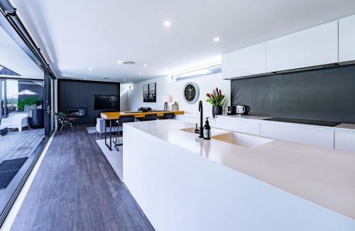 Wanaka House | Explore Noir North Retreat: 4-Star Stay with Hot Tub