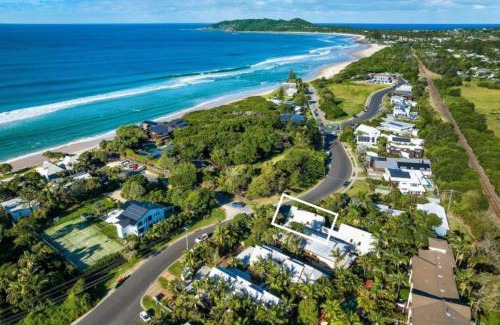 Belongil House | Noire at the Beach - Steps from Belongil Beach