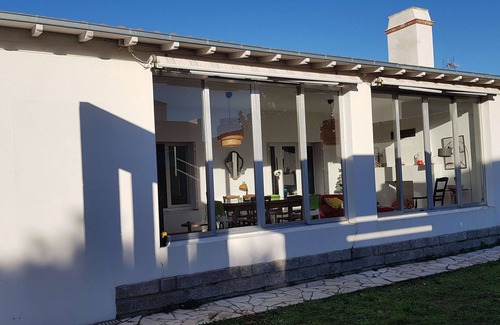 Noirmoutier-en-l'Ile Villa | Family-Friendly Noirmoutier Retreat with Oceanfront Views