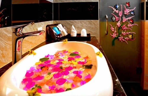 Mueang Len Hotel | Top-Rated Nok Resort & Hotel: Enjoy Poolside Bliss