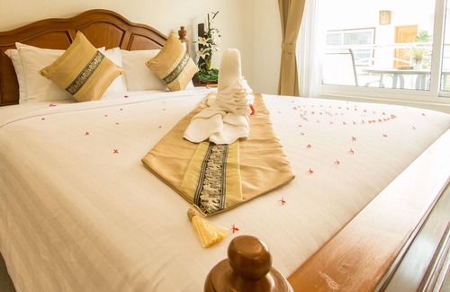 Mueang Len Hotel | Top-Rated Nok Resort & Hotel: Enjoy Poolside Bliss