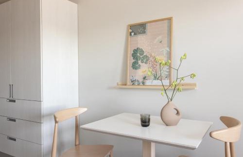 Myyrmaki Hotel | Relax at Noli Myyrmäki: Pet-Friendly Retreat with Hot Tub