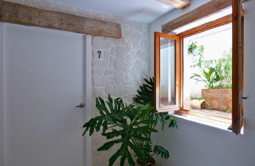 Huerta de Vero Apartment | Cozy Nomad Home: Pet & Child Friendly Retreat