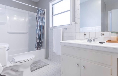 Allandale Apartment | Convenient Nomad Studio - Family-Friendly & Steps to Domain