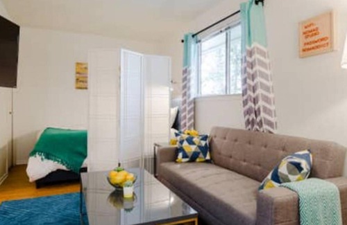 Allandale Apartment | Convenient Nomad Studio - Family-Friendly & Steps to Domain