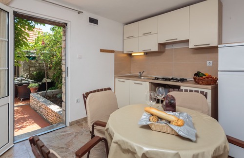 Sutivan House | Nona Guesthouse - Oceanfront Retreat with Pool & Spa