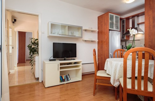 Sutivan House | Nona Guesthouse - Oceanfront Retreat with Pool & Spa