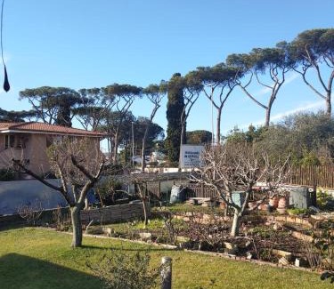 Zona XXX Castel Fusano House | Cozy Nonna Genoveffa: Child-Friendly Rooms with Hot Tub
