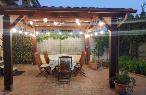 Zona XXX Castel Fusano House | Cozy Nonna Genoveffa: Child-Friendly Rooms with Hot Tub