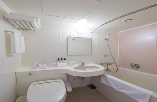 Shin-Osaka Hotel | Comfortable Nonsmoking Semi Twin Room in Osaka