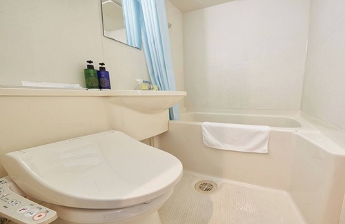 Makishi Hotel | Comfortable Nonsmoking Semidouble Room in Naha, Okinawa