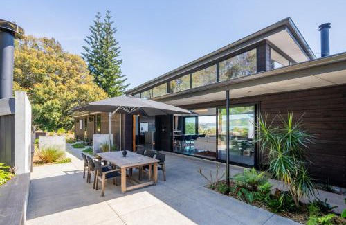 Parua Bay Villa | Relax at Nook Bay House with Inviting Pool Access