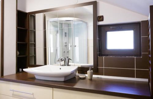 Nehoiu House | Nature Retreat: Guest Rated 9.7 with Breakfast Included