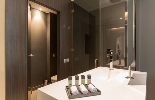 Niamey Hotel | Relax at Noom Hotel Niamey: 4-Star Comfort & Pool Access