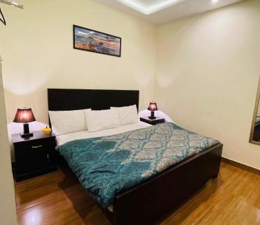 Islamabad Hotel | Welcoming Noors B&B: Family-Friendly with Breakfast & Hot Tub
