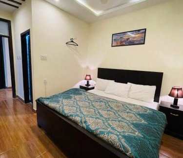 Islamabad Hotel | Welcoming Noors B&B: Family-Friendly with Breakfast & Hot Tub
