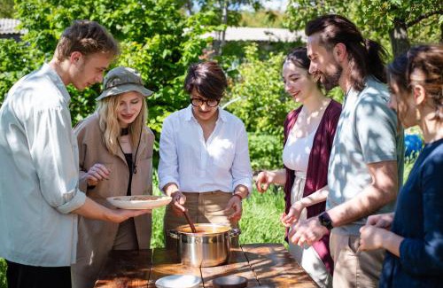 Aruch Bed & Breakfast | Pet-Friendly Noosh Guesthouse with Cozy Amenities