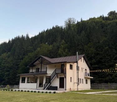 Malaia House | Family-Friendly NOR Villa with Hot Tub and Kitchen Perks