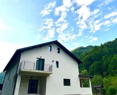 Malaia House | Family-Friendly NOR Villa with Hot Tub and Kitchen Perks