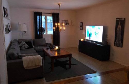 Hjo Villa | Nordhagen Gate: Family-Friendly Retreat with Pool & Kitchen