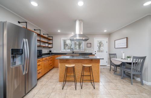 Dardanelle House | Nordins Hillside Meadow View Cabin