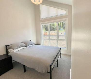 East Kootenay Ski Chalet | Nordix Townhouse: Oceanfront Escape with Pool and Spa