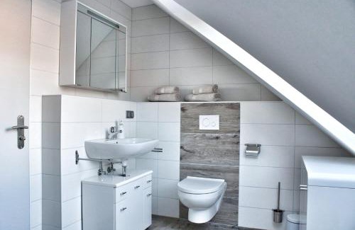 Ostermarsch Apartment | Family-Friendly Nordsee Anker: Modern 2-Bedroom Retreat