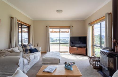 Koonya House | Norfolk Bay Retreat: Breathtaking Views of Sea and Vines