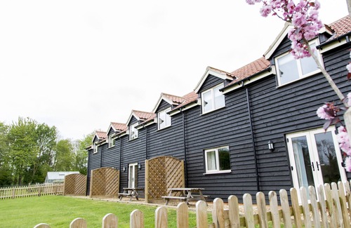 East Dereham Apartment | Relaxing Norfolk Country Retreat with Pool and Spa Amenities